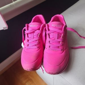 Girl's pink skechers